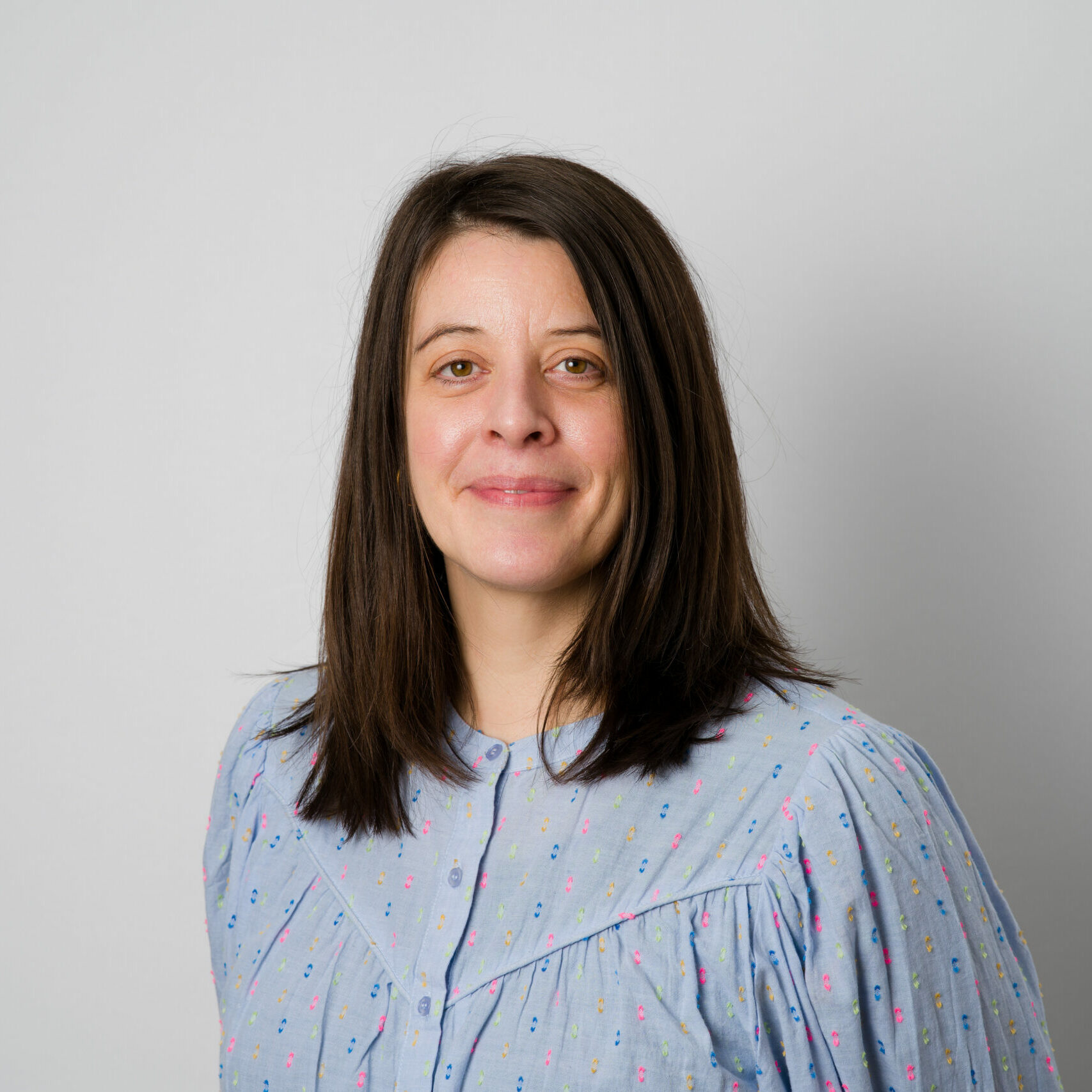 Membre du Conseil d'administration du CPTS de Paris 18e. Portrait sur fond uni gris.