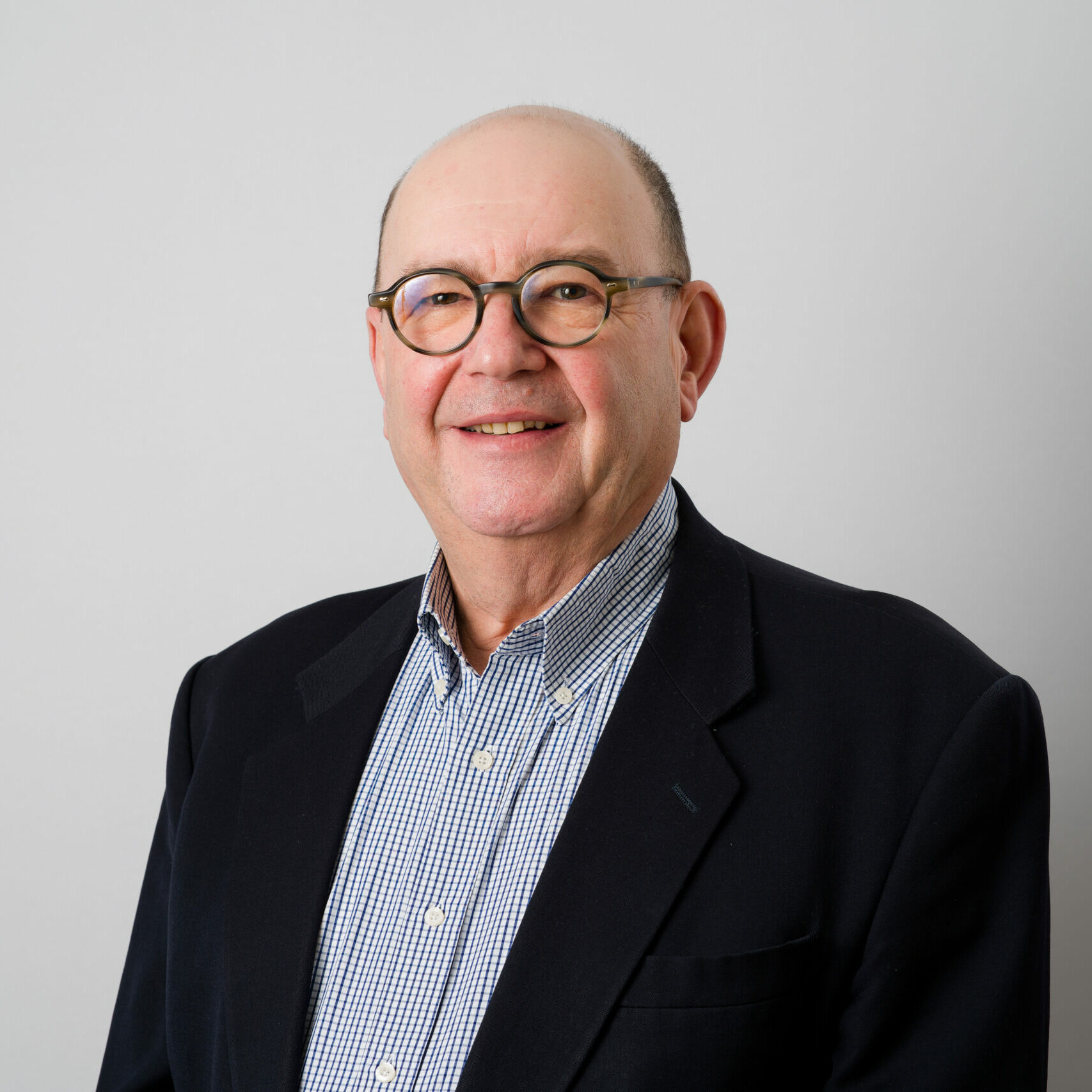 Membre du Conseil d'administration du CPTS de Paris 18e. Portrait sur fond uni gris.