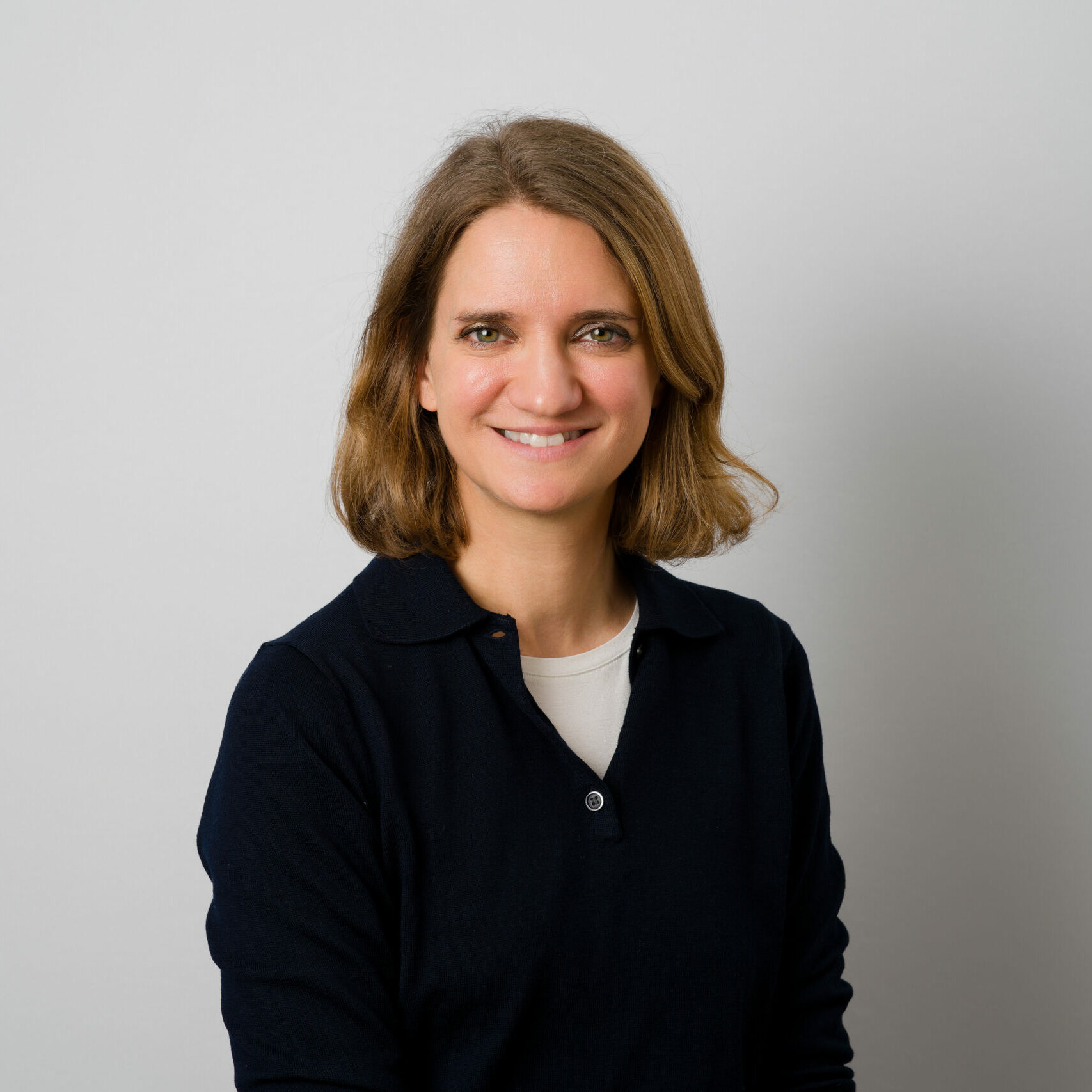 Membre du Conseil d'administration du CPTS de Paris 18e. Portrait sur fond uni gris.