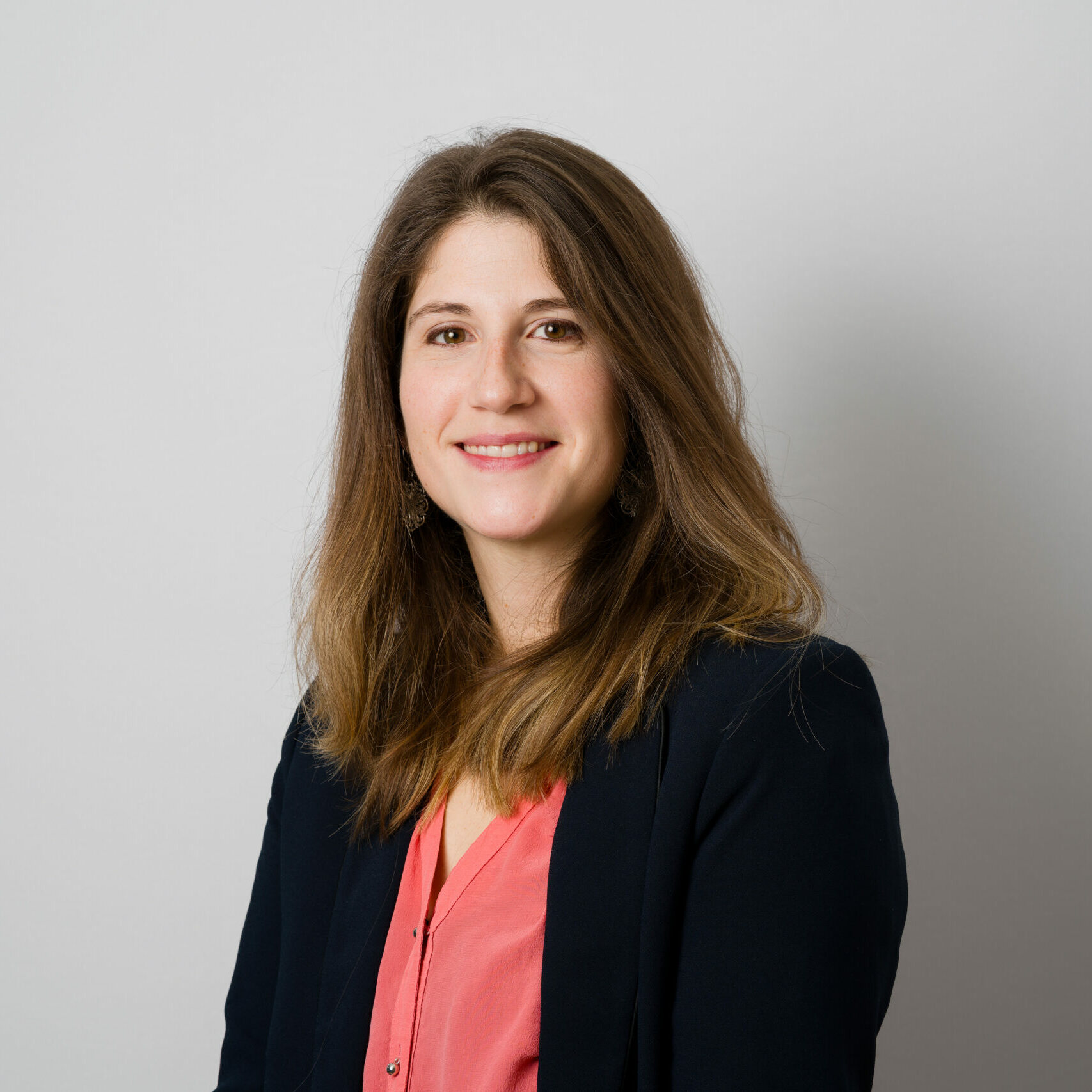 Membre du Conseil d'administration du CPTS de Paris 18e. Portrait sur fond uni gris.