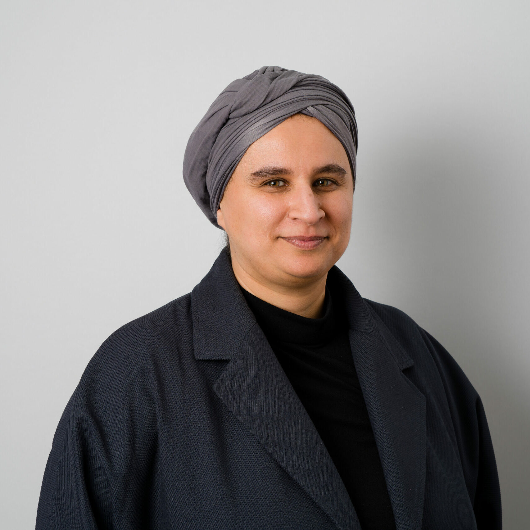 Membre du Conseil d'administration du CPTS de Paris 18e. Portrait sur fond uni gris.