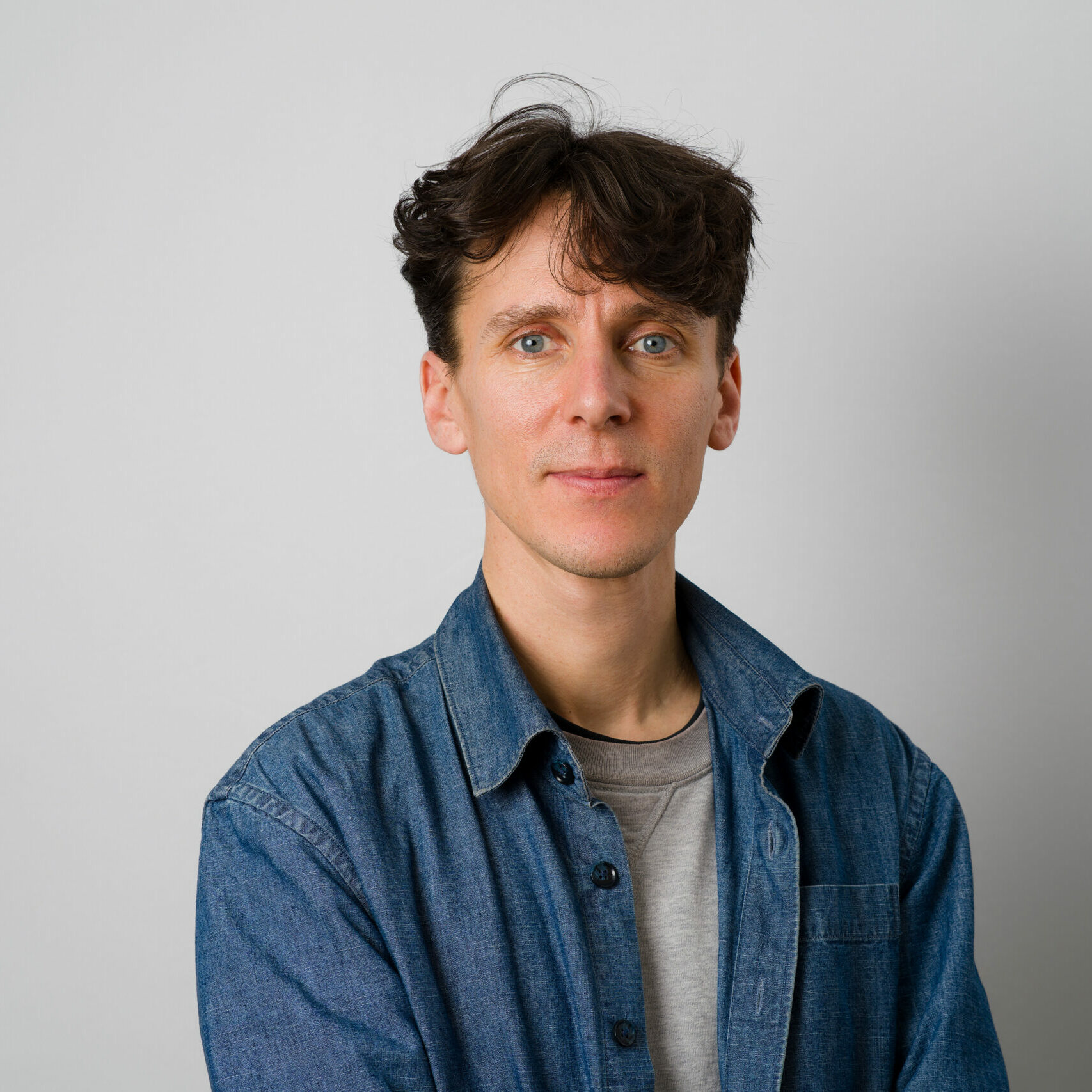 Membre du Conseil d'administration du CPTS de Paris 18e. Portrait sur fond uni gris.