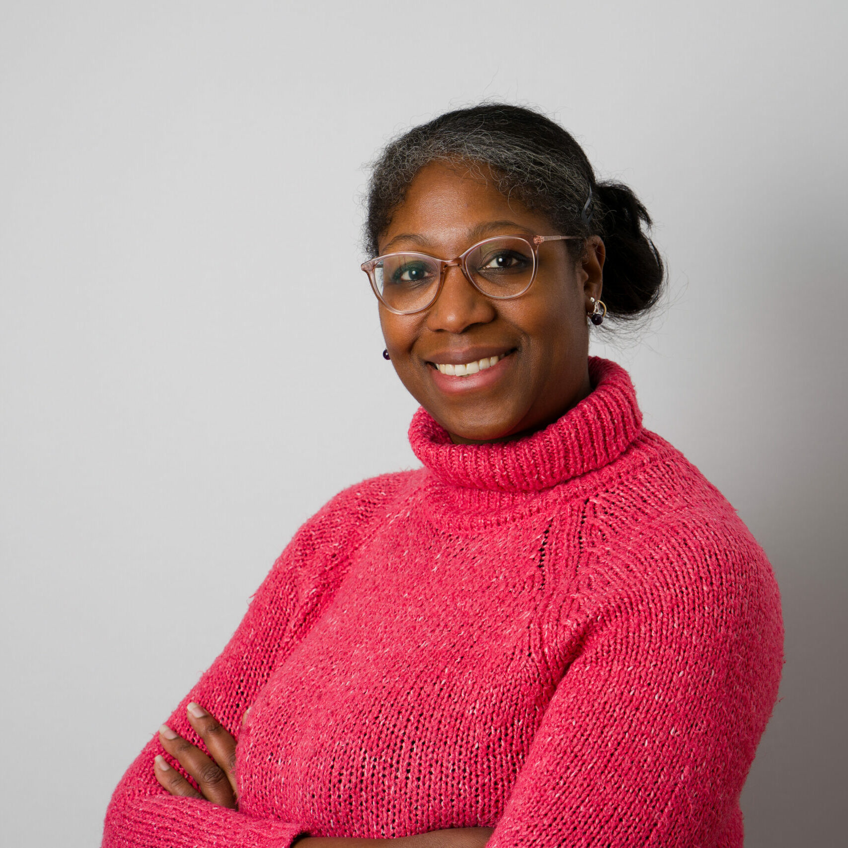 Membre du Conseil d'administration du CPTS de Paris 18e. Portrait sur fond uni gris.