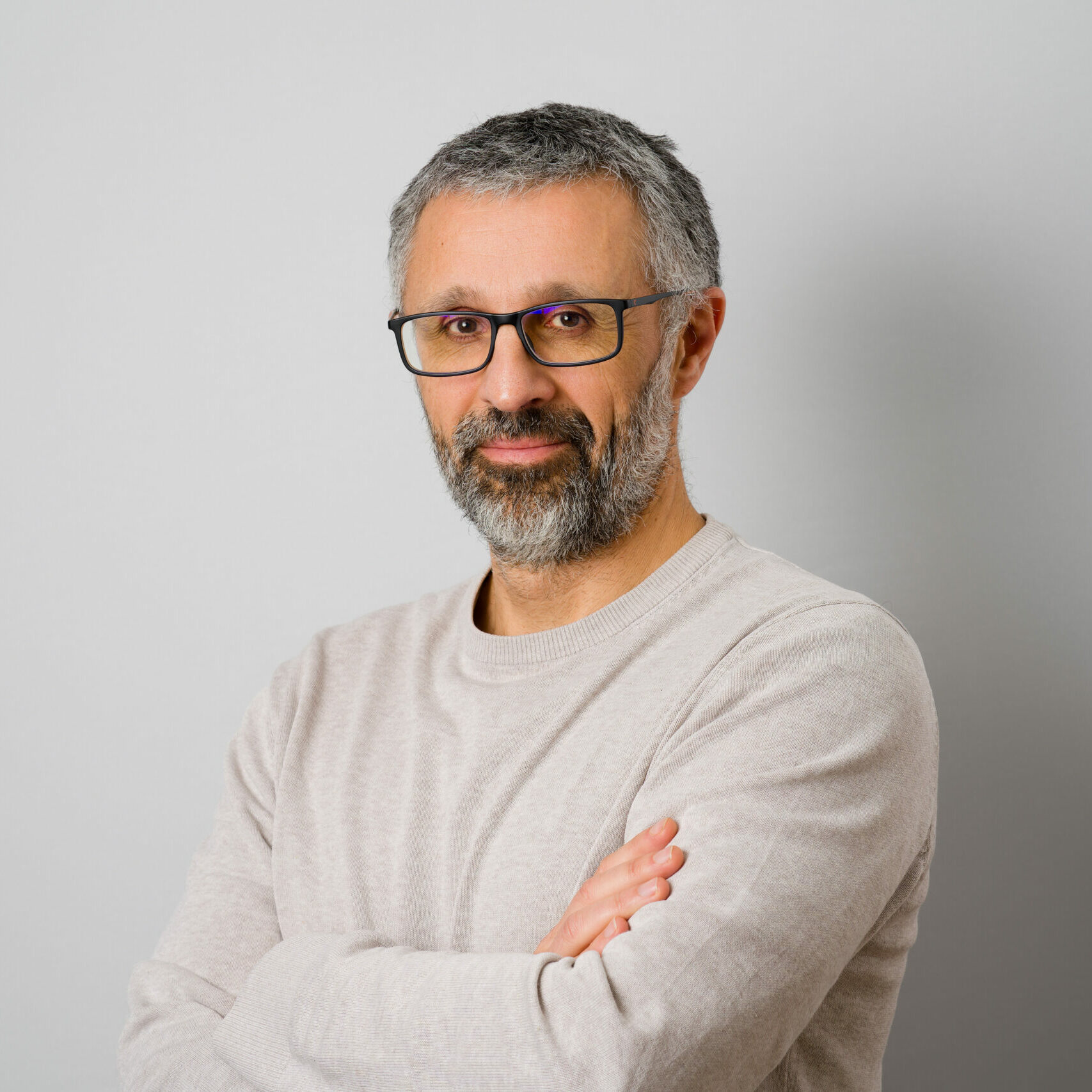 Membre du Conseil d'administration du CPTS de Paris 18e. Portrait sur fond uni gris.